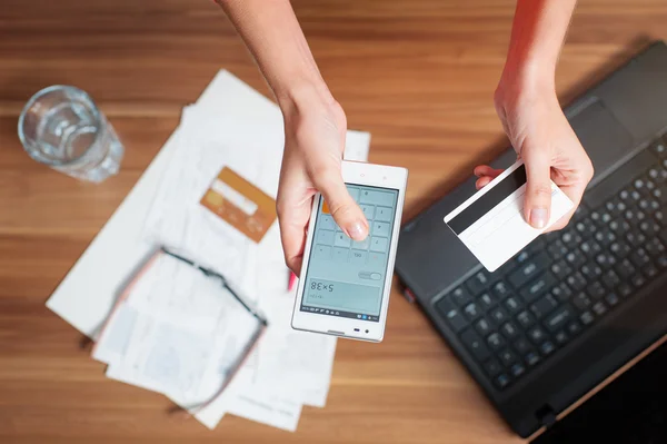 Weibliche Hände halten Smartphone — Stockfoto