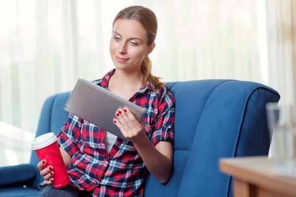 Woman using tablet pc — Stock Photo, Image