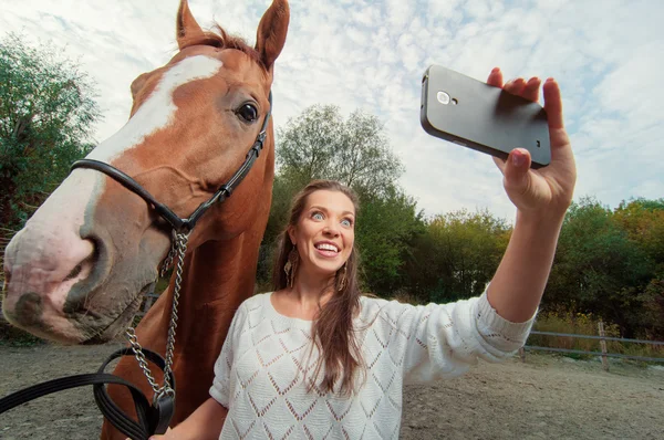 Mulher fazendo selfie — Fotografia de Stock