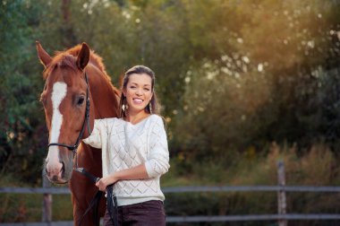jonge vrouw lopen met paard