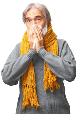 Adam burnunu kleenex ile üfleme