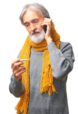 Adam bir dijital termometre ile