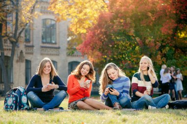 girl friends with smartphones