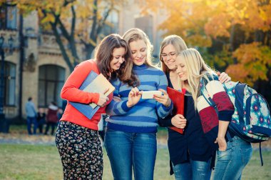 Students looking at the smartphone