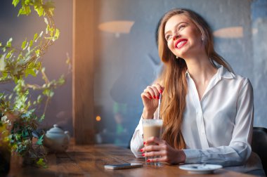 Kafe üzerinde genç kadın