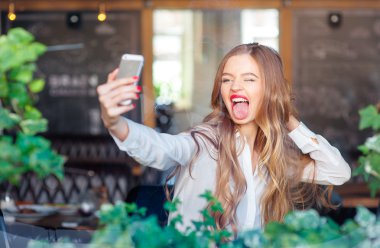 Çekici kadın alarak selfie