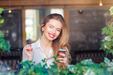 Akıllı telefon kullanan kadın.