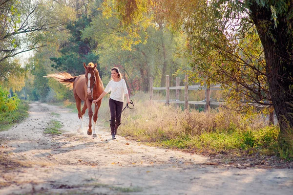 Junge Frau läuft mit ihrem Pferd — Stockfoto