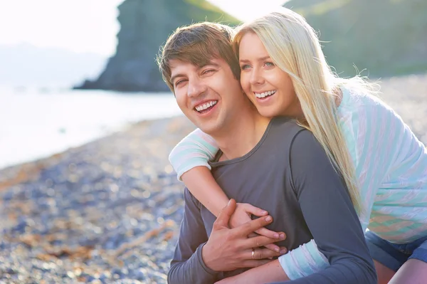 Jovem casal na praia. — Fotografia de Stock