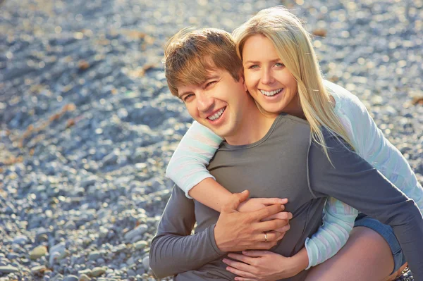 Jovem casal na praia. — Fotografia de Stock