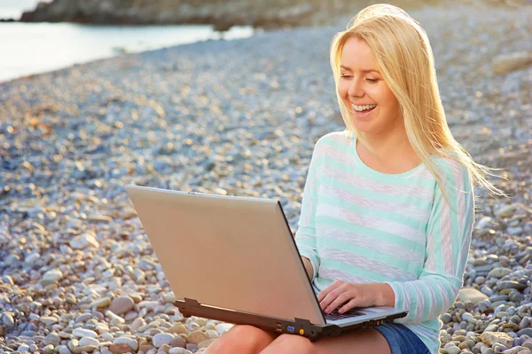 Cute kobietę z laptopa szary — Zdjęcie stockowe