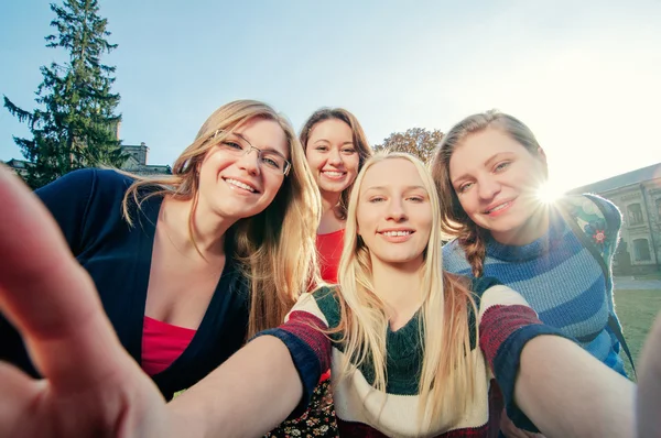 Jovens mulheres felizes fazendo selfie — Fotografia de Stock