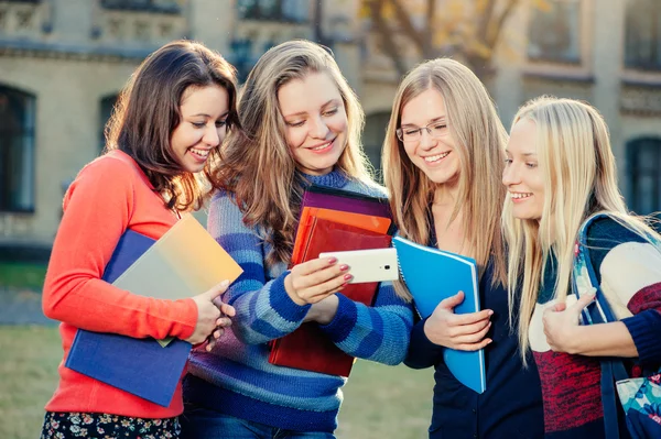 Estudantes olhando para o smartphone — Fotografia de Stock