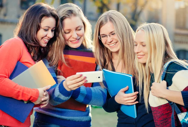 Estudantes olhando para o smartphone — Fotografia de Stock