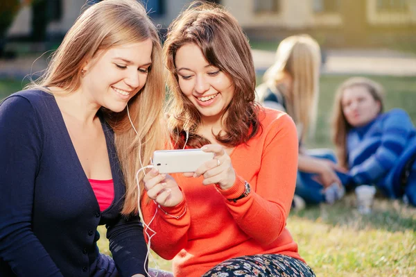 Two women with smart phone — Zdjęcie stockowe