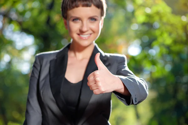 Mujer levanta el pulgar hacia arriba — Foto de Stock