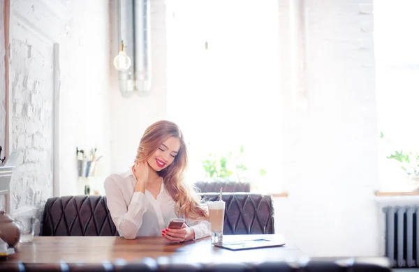 Woman using smartphone. — Stock Photo, Image