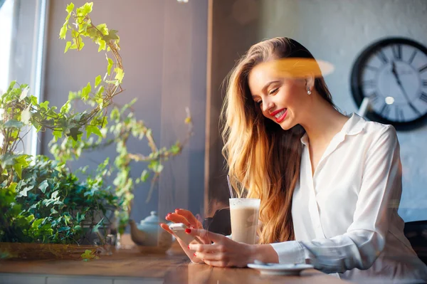 Vrouw met smartphone — Stockfoto