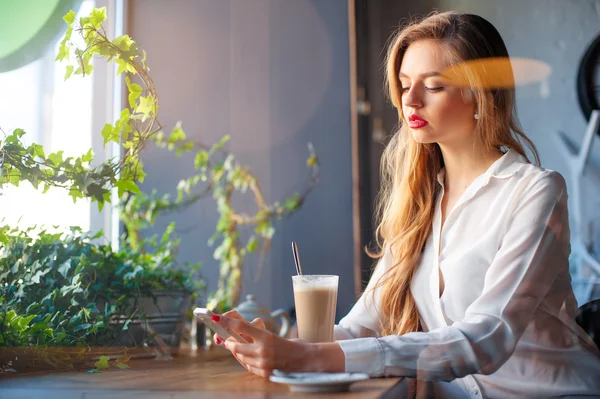 Vrouw met smartphone — Stockfoto