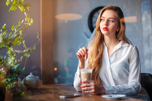 Kafe üzerinde genç kadın — Stok fotoğraf