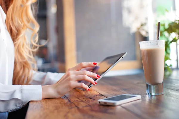 kadınların ellerine tablet bilgisayar