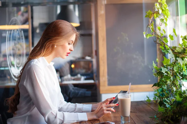 Woman using tablet computer — Stock Photo, Image