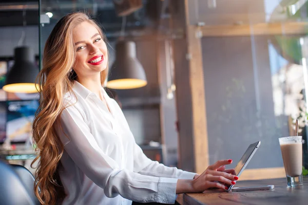 Woman using tablet computer — Stock Photo, Image