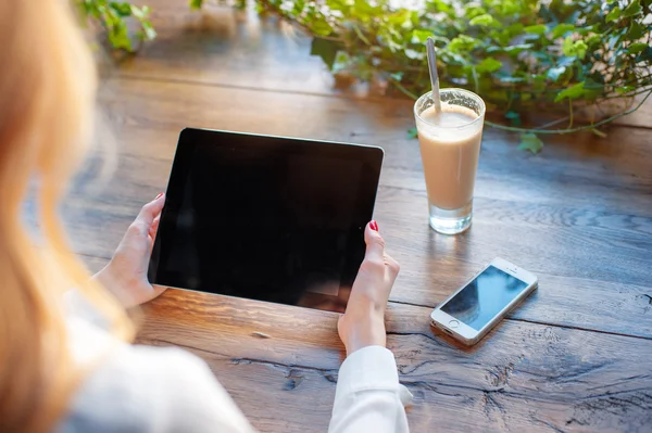 kadınların ellerine tablet bilgisayar