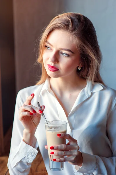 Woman holding glass of coffee. — Stock Photo, Image