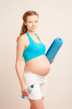 Spor paspası olan kadın.