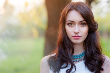 güzel genç esmer kadın