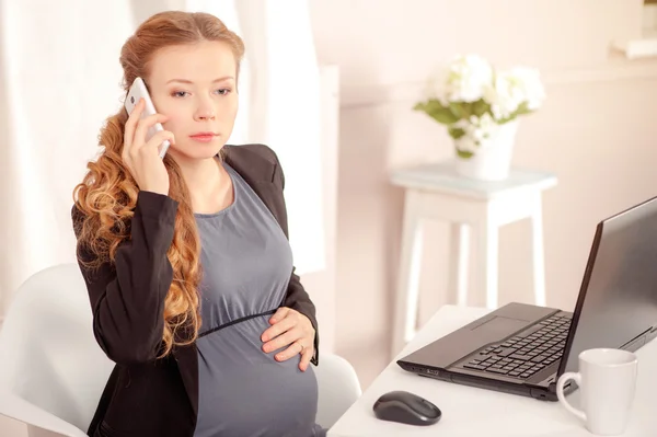 Těhotná žena v práci — Stock fotografie