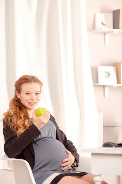 Hamile kadın elma yiyor. — Stok fotoğraf
