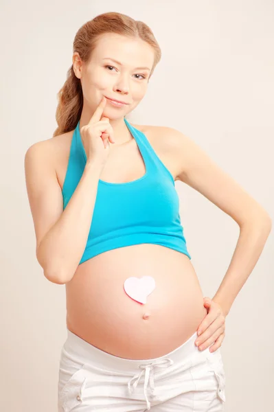 Promyšlené těhotná žena — Stock fotografie