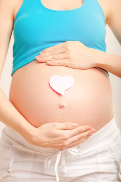 Barriga de uma mulher grávida — Fotografia de Stock