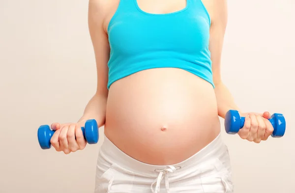Ćwiczenia w ciąży kobieta — Zdjęcie stockowe