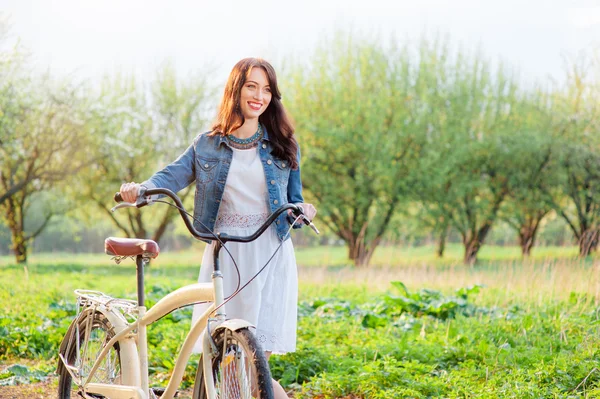 Frau zu Fuß mit Fahrrad — Stockfoto