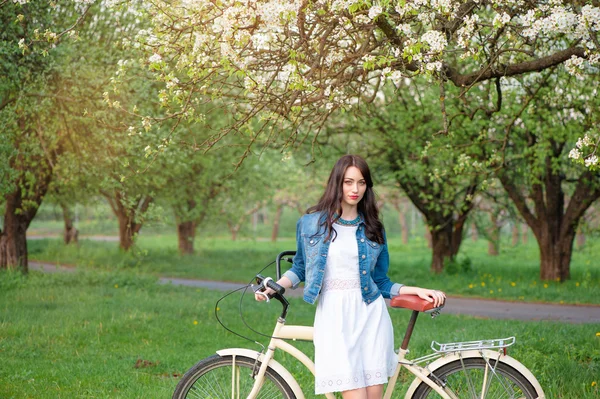 Frau zu Fuß mit Fahrrad — Stockfoto