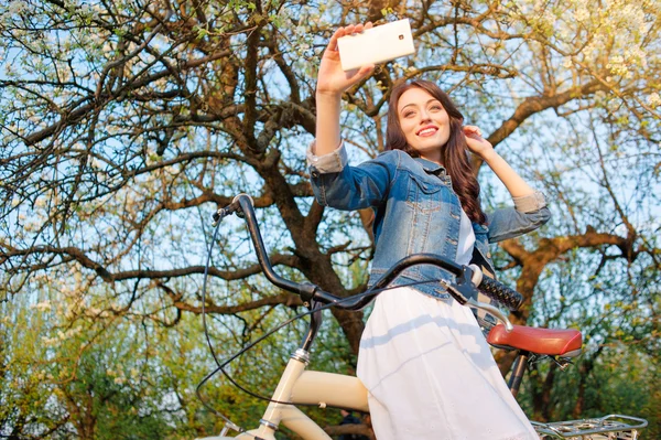 Frau mit Fahrrad macht Selfie — Stockfoto