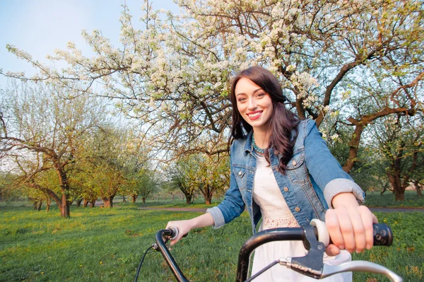 Frau auf Fahrrad unterwegs — Stockfoto