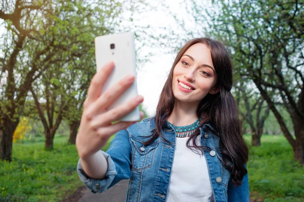 Kvinna som tar selfie — Stockfoto