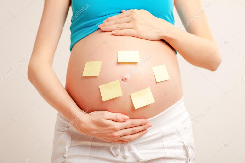 pregnant woman with notepapera