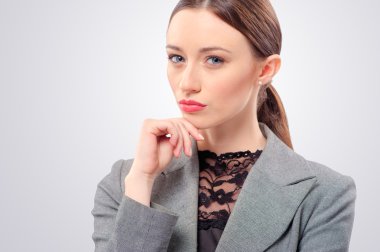 Yüzüne dokunan kadın