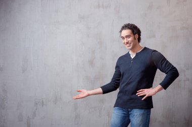 uzağa işaret eden adam