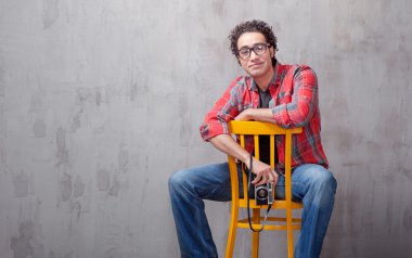 adam tutarak fotoğraf makinesi