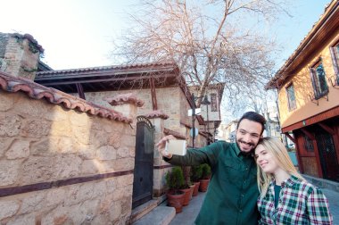 Çift selfie çekiyor.