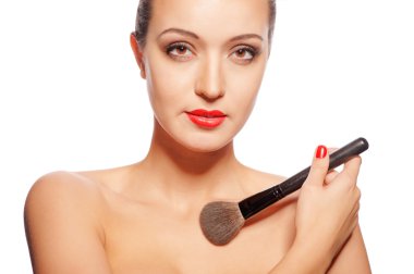 kız makyaj fırçası ile.