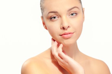 Yüzüne dokunan kadın