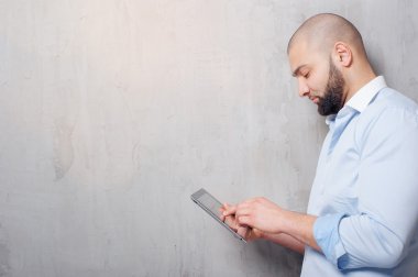 Dijital tablet üzerinde çalışan adam