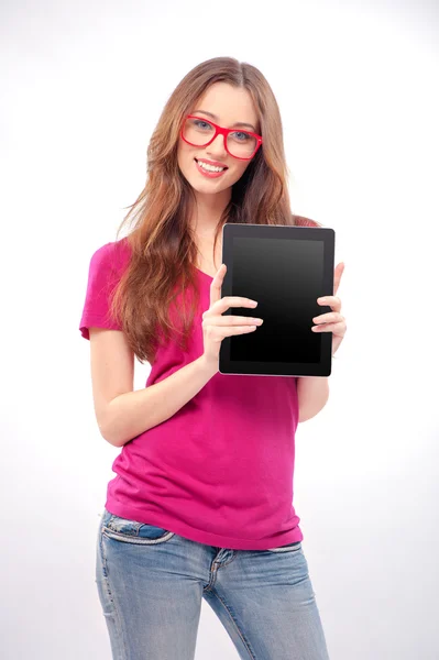Mujer sosteniendo tableta digital — Foto de Stock